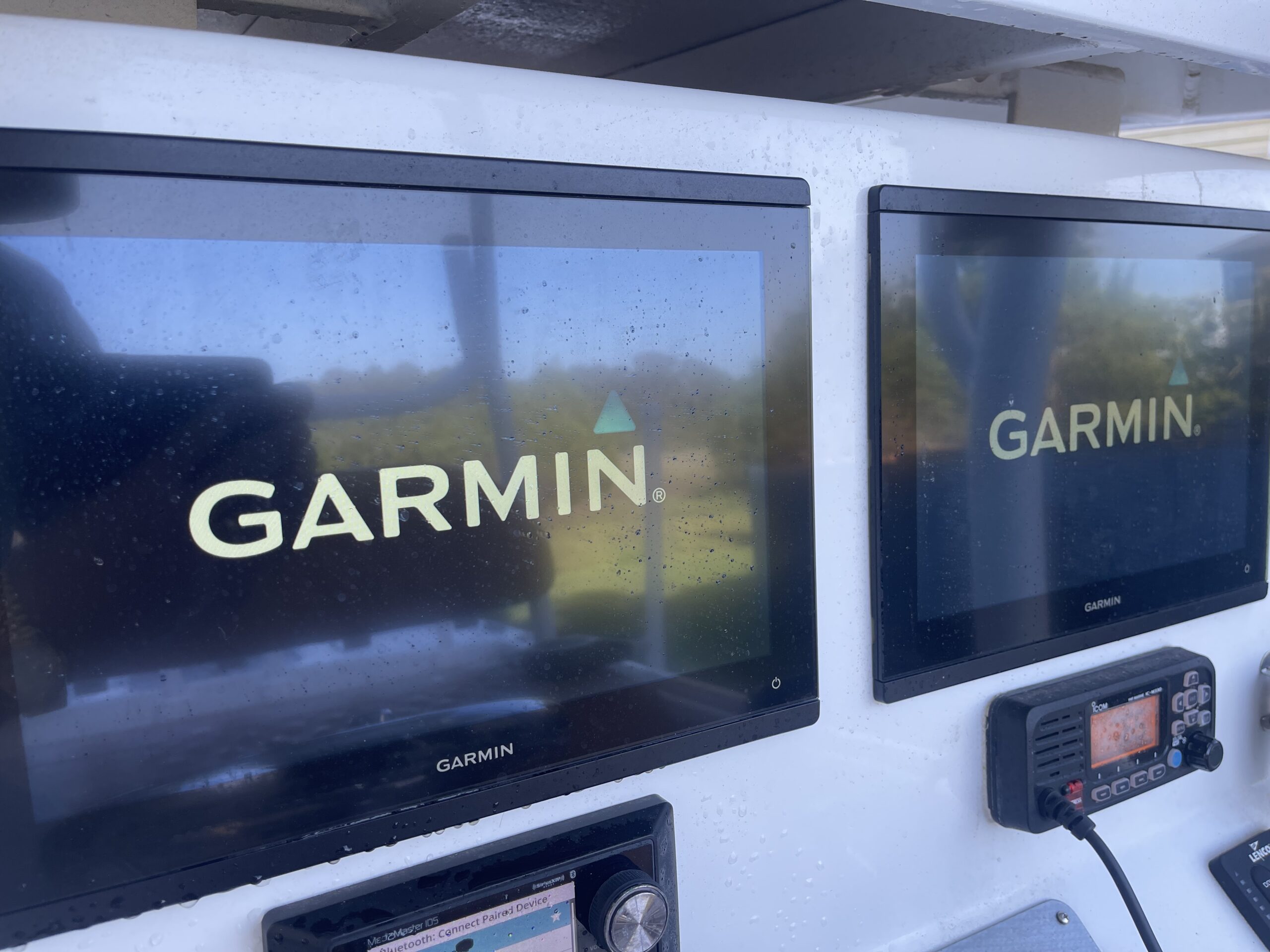 Saltwater Boat Transducers & Multifunction Displays: The Complete Buying Guide (2026)